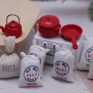 Miniatur Puppenhaus Küchenset mit kleinen roten Töpfen sowie Mehl und Salz Beuteln.