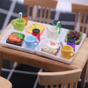 Miniatur Puppenhaus Essen Spielzeug Set Detail mit winzigem Toastbrot, Gläsern und Tassen.