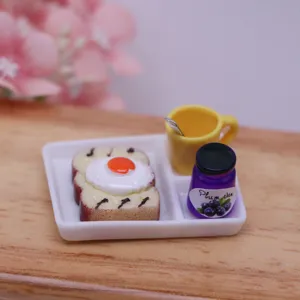 Miniatür Puppenhaus Lebensmittelset mit Ei-Toast, Marmeladenglas und Tasse auf weißem Tablett.