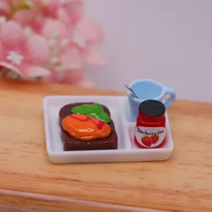 Miniatur Puppenhaus Essen Spielzeug Set mit Toastbrot, Tasse, Löffel und Marmeladenglas.