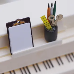 Miniatura de casa de muñecas portapapeles y papelería modelo vista detallada.