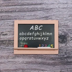 Miniatur Holztafel Puppenhaus Zubehör mit Alphabet und Zahlen für Heimdekoration.