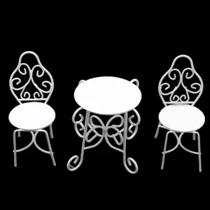 Vue détail de ensemble table chaise miniature en fer blanc pour maison de poupée jardin.