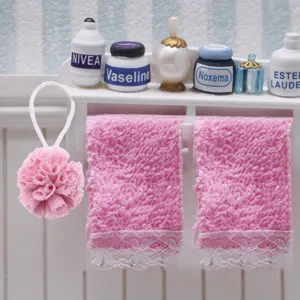 Puppenhaus Miniatur rosa Badeschwamm Handtuch und Kosmetikflaschen Badezimmer Set