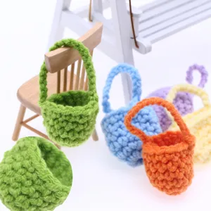 Mini borsa in lana lavorata a maglia per casa delle bambole, dettaglio borsa uncinetto.