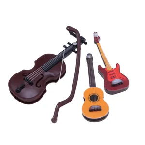 Dettagli di strumenti musicali in miniatura per casa delle bambole, modelli di chitarra e violino.