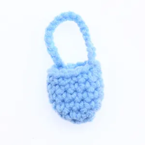 Dettaglio della mini borsa all'uncinetto in filato azzurro, borsa a maglia per bambola.