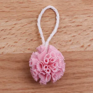 Detaillierte Nahaufnahme eines mini rosa Puppenhaus-Badeschwamm-Modells mit Kordel.