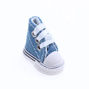 Dettaglio sneaker in tela di jeans, primo piano accessorio per casa delle bambole.