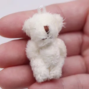 Mini pendentif ours en peluche blanc, accessoire de décor pour maison de poupée détail.