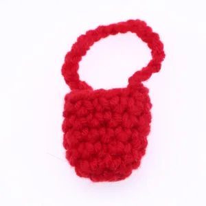 Mini borsa in lana lavorata a maglia rossa, accessorio tracolla uncinetto per bambole.