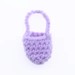 Dettaglio della mini borsa in lana lavorata a mano all'uncinetto per accessori BJD.