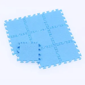 Tappeto puzzle non tessuto in miniatura per casa bambole, tappetino incastrabile azzurro per arredamento.