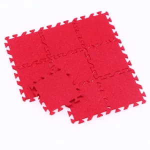 Dettaglio tappeto puzzle in feltro rosso in miniatura, ideale per decorare casa delle bambole.