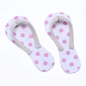 Mini infradito in legno per casa delle bambole, pois rosa, accessorio estivo da spiaggia.