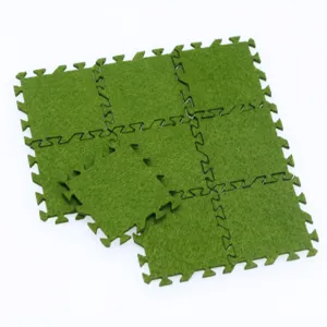 Miniatura tappeto in feltro verde a incastro per decorazione scena casa di bambole.