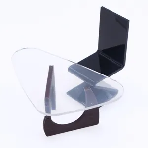 Miniatur Acryl Couchtisch Detailansicht, ideal fuer Puppenhaus Wohnzimmer Szenen Deko.