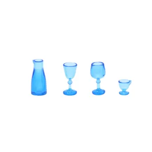 Miniatur blaue Acryl Weinflasche und Gläser Detailaufnahme, ideal für Puppenhaus Dekoration.