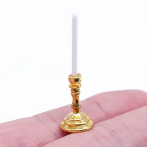 Gros plan detaille du petit chandelier dore en miniatura pour la maison de poupee.