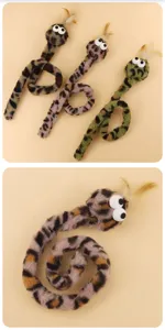 Juguete de peluche para gato serpiente con ojos locos y pluma para diversión interactiva.