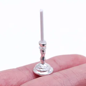 Bougeoir miniature argenté avec bougie blanche, idéal pour maison de poupée et décors OB11.