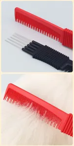 Dettaglio pettine per animali con pettine rosso in plastica e spazzola in metallo.