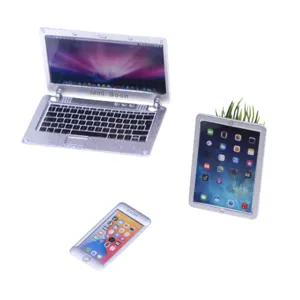 Vue détaillée d'un ordinateur portable, tablette et téléphone miniature de poupée.