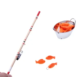 Dettaglio del modello di canna da pesca in miniatura con secchio e piccoli pesci realistici.