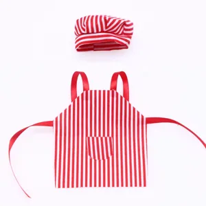 Mini grembiule da cuoco e cappello a righe rossi e bianchi per accessori di bambole.