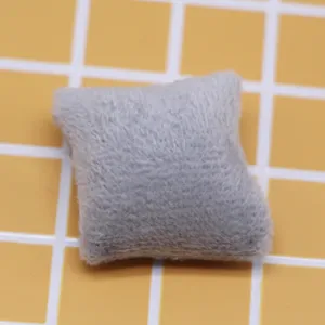 Oreiller en peluche miniature pour maison de poupée, coussin gris confortable pour canapé.