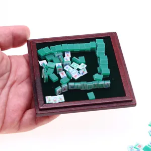 Dettaglio del set mahjong per casa delle bambole in miniatura, piccolo vassoio e tessere