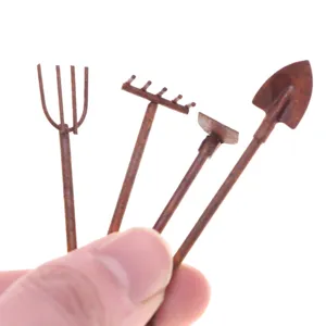 Set van roestige metalen tuingereedschappen in miniatuur voor poppenhuis BJD micro landschap.