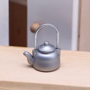 Miniatuur zilverkleurige metalen ketel detail, perfect voor poppenhuis keuken en miniaturen set.
