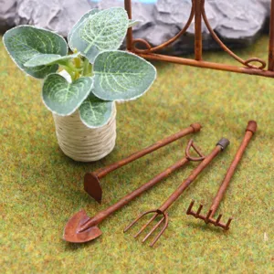Miniatuur poppenhuis verroest ijzer tuingereedschap set voor microlandschap decoratie detail.