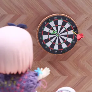 Puppenhaus Miniatur Dartboard Set mit Pfeilen, ideal für 1/12 Puppen Zubehör Dekor.