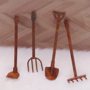 Miniature roestige ijzeren tuingereedschap set voor poppenhuis microlandschap tuindecoratie.
