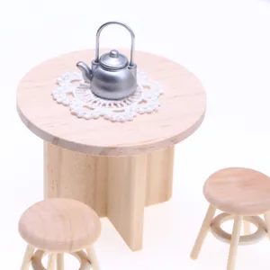 Set di tavolo e sgabelli in legno per casa delle bambole in miniatura con teiera.