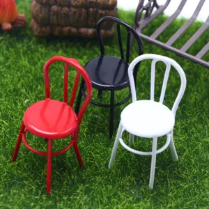 Miniatuur metalen poppenhuis stoelen set, rood wit en zwart model voor decoratie.