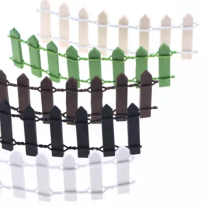 Detalle de mini cerca de madera, accesorio colorido flexible para decoracion de casa munecas.