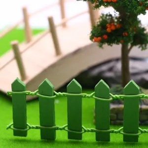 Detalle de la valla de madera en miniatura para paisaje de plantas suculentas de muñecas.