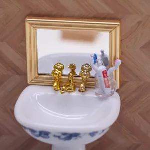 Poppenhuis miniatuur badkamer wastafel set met gouden kraan spiegel en kleine tandenborstels