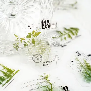 Dettaglio di adesivi PET botanici verdi retro con slogan postali inglesi per diari e album.