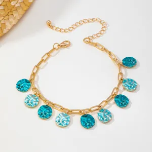 Goldene böhmische Fußkette mit türkisen Emaille-Rundscheiben-Anhänger, idealer Sommerschmuck.