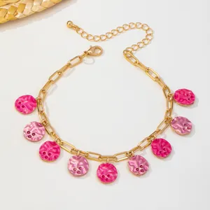 Goldene doppelte Fußkette mit rosa Emaille runden Anhängern Damen Strand Schmuck Detail