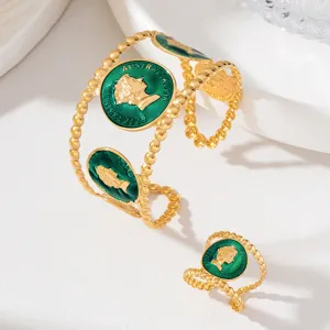 Ensemble de bijoux vintage avec bracelet portrait en émail vert et bague assortie pour femmes.
