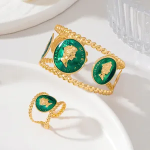 Vue détaillée d'un ensemble bracelet manchette et bague pièces émail vert style rétro.