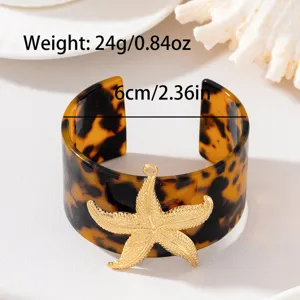Dettaglio bracciale manchetta in resina con ciondolo stella marina dorata, 6cm, bijou leggero