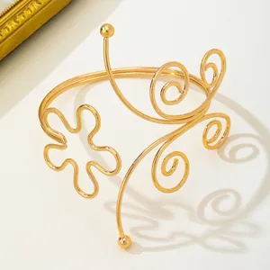 Brazalete de brazo abierto chapado en oro brillante con flor y línea vintage francesa.