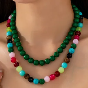 Detailaufnahme einer zweilagigen Perlenkette, lebendige bunte Perlen für Alltag und Urlaub.
