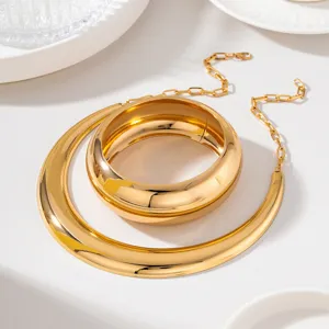 Breites goldenes Choker-Halsband und offenes Armband Schmuckset, minimalistisches glattes Metall.